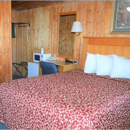 Green Acre Motel By Oyo Near Rush County Airport La Crosse Exteriér fotografie