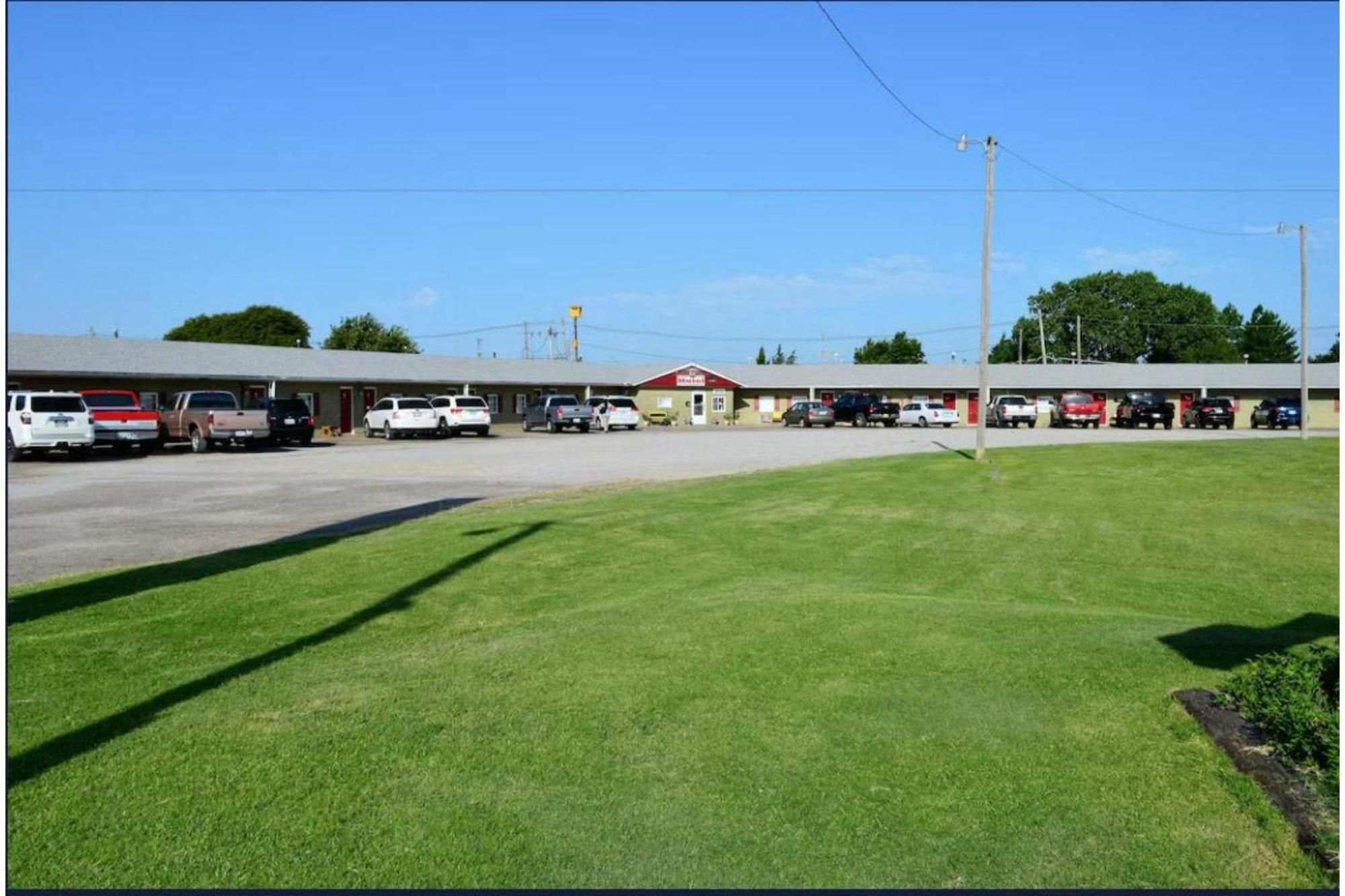 Green Acre Motel By Oyo Near Rush County Airport La Crosse Exteriér fotografie